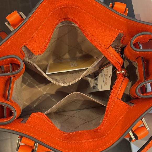 Michael Kors Hamilton Small Satchel Shoulder Crossbody Bag
Poppy COLOR
NWT - Picture 4 of 16